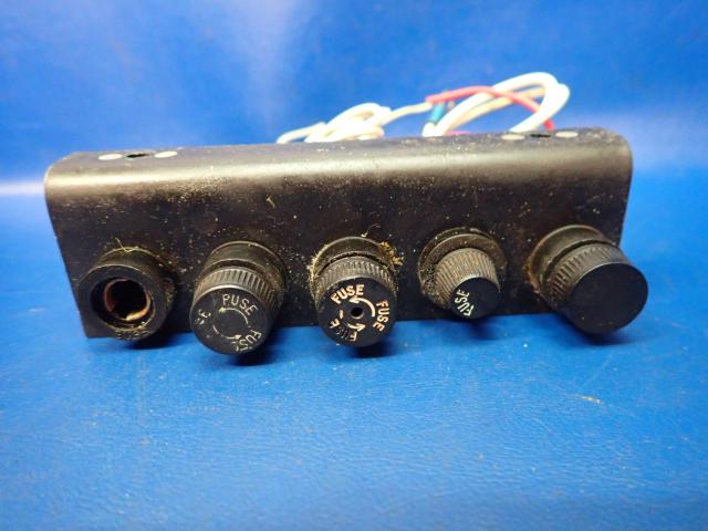 Piper NPN Fuse Holder- With 5 Fuses. (One fuse is missing its cap)